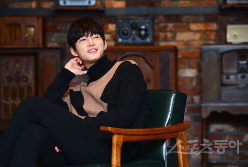 ‘2017년은 나의 해!’ 연기자 이원근이 ‘2017 라이징 스타’ 설문조사에서 압도적인 득표로 1위를 차지했다. 그는 감사함을 전하며 “대중의 시선을 의식하지만 흔들리지 않겠다”고 각오를 다졌다. 김종원 기자 won@donga.com