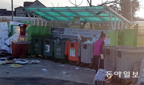 제주시 외곽 지역에 마련된 쓰레기 집하장인 클린하우스에서 주민이 쓰레기를 버리고 있다. 이곳에서 수거하는 재활용품 쓰레기 요일별 배출제가 아직 정착되지 않아 시민들이 불편을 호소하고 있다. 임재영 기자 jy788@donga.com