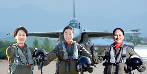 2002년 여성 전투 조종사가 처음으로 배출된 지 15년 만에 여성 3명이 첫 전투비행대장이 됐다. 왼쪽부터 박지원, 박지연, 하정미 소령. 공군 제공