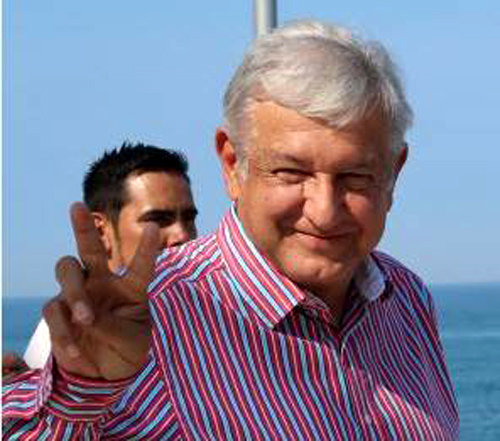 ‘멕시코의 트럼프’로 불리는 안드레스 마누엘 로페스 오브라도르 전 멕시코시티 시장이 오른손으로 승리를 상징하는 ‘V’자를 만든 뒤 지지자들에게 미소짓고 있다. 사진 출처 안드레스 마누엘 로페스 오브라도르 공식 웹사이트