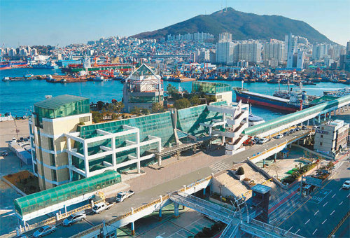 부산항만공사는 중구 중앙동 옛 부산항 연안여객터미널을 리모델링해 새 사옥으로 쓴다. 부산항만공사 제공