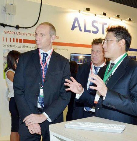 조현준 효성그룹 회장(오른쪽)이 2014년 8월 프랑스 파리에서 열린 유럽 최대 규모 전력 시스템 관련 학술 대회인 ‘국제 
대전력망 기술회의(CIGRE)’에서 전력기기 업체 프랑스 알스톰사 관계자와 빅데이터를 주제로 대화하고 있다. 효성 제공