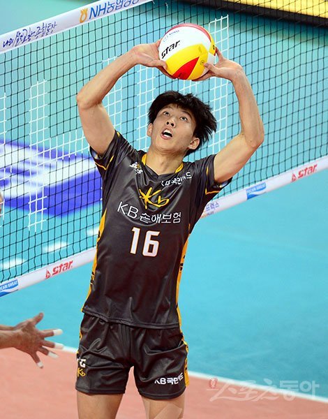 올 시즌 배구코트에서 가장 빛나는 샛별은 세터 황택의(KB손해보험)다. 신인답지 않은 실력과 적응력을 겸비한 그는 신인왕 구도에서 강력한 1순위로 꼽힌다. 스포츠동아DB