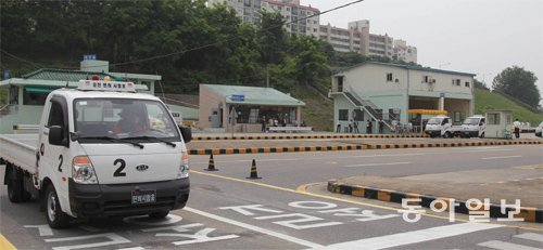 운전면허시험이 대폭 간소화된 2011년 6월 서울 강남면허시험장. 기존 ‘S자 코스’와 ‘T자 코스’ 등 11개 코스에 700m를 주행해야 했던 시험이 2개 항목, 50m로 줄어들면서 합격률이 50%대에서 95%로 치솟았다. 동아일보DB