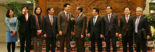왕이 중국 외교부장(오른쪽에서 다섯 번째)과 송영길 의원(오른쪽에서 여섯 번째) 등 더불어민주당 의원들이 4일 베이징 외교부 청사에서 만나 기념 촬영을 준비하고 있다. 베이징=공동취재단