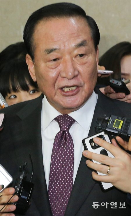 새누리당 서청원 의원이 4일 국회 정론관에서 기자회견을 열고 인명진 비상대책위원장의 퇴진을 요구했다. 원대연 기자 yeon72@donga.com