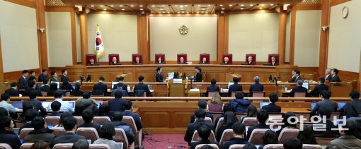 사진=5일 오전 서울 종로구 헌법재판소 대심판정에서 박한철 헌법재판소장을 비롯한 헌법재판관들이 참석한 가운데 박근혜 대통령 탄핵심판 2차 변론이 열리고 있다. 변영욱 기자 cut@donga.com