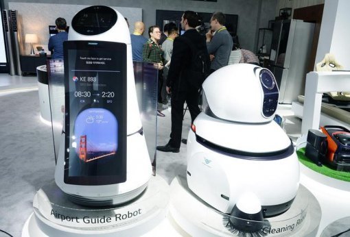 공항 안내 로봇과 공항 청소 로봇(출처=IT동아)