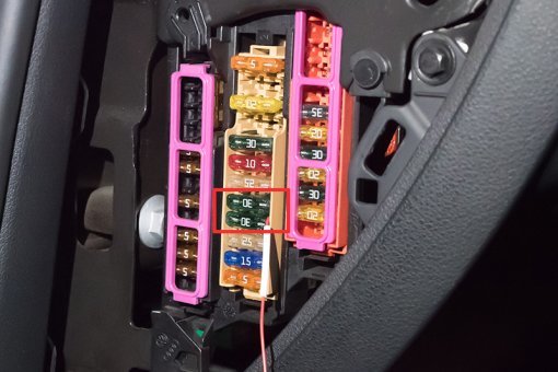 퓨즈박스 ACC 전원 부분에 케이블을 연결한다.(출처=IT동아)