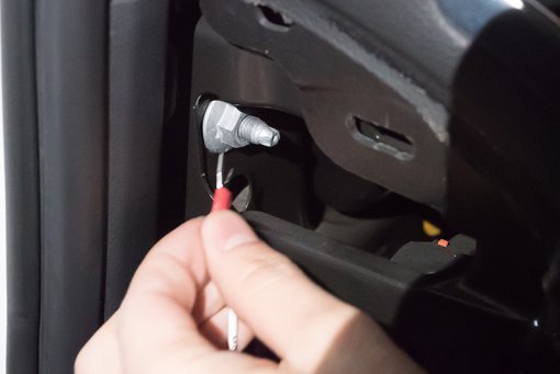 퓨즈박스에 케이블을 연결한 뒤 접지를 한다.(출처=IT동아)