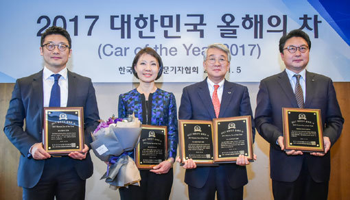 한국자동차전문기자협회가 선정하는 ‘2017 올해의 차’ 시상식에서 수상자들이 기념 촬영을 하고 있다. 볼보자동차 이윤모 대표, 한국지엠 황지나 전무, 르노삼성 박동훈 사장, 현대차 성인환 상무(왼쪽부터). 사진제공｜한국자동차전문기자협회