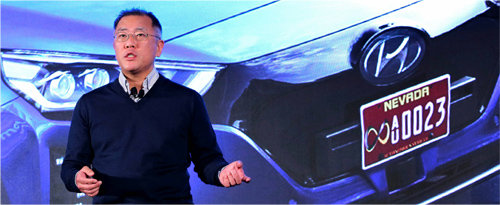 정의선 현대자동차 부회장이 4일(현지 시간) 미국 라스베이거스의 CES 미디어 콘퍼런스에서 강연자로 나서 미래 자동차의 개발 방향
 및 전략을 제시했다. 정 부회장 뒤 스크린에 나온 자동차는 현대차가 미국 현지에서 자율주행을 시연하고 있는 아이오닉 
일렉트릭이다. 현대자동차 제공