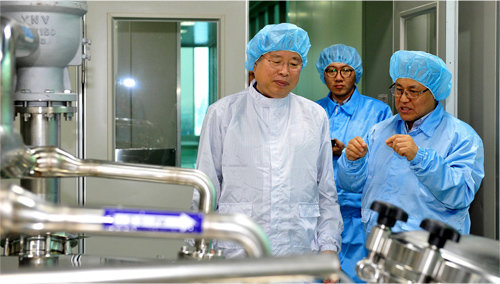 박진수 LG화학 부회장(왼쪽)이 5일 전북 익산 생명과학사업본부 바이오의약품 공장을 방문해 생산시설을 둘러보고 있다. LG화학 제공