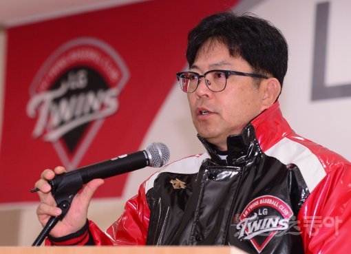 5일 잠실야구장에서 LG트윈스 선수단과 프런트 전원이 참석한 가운데 2017시즌 시무식이 열렸다. LG 양상문 감독이 신년사를 하고 있다. 잠실 | 김진환 기자 kwangshin00@donga.com