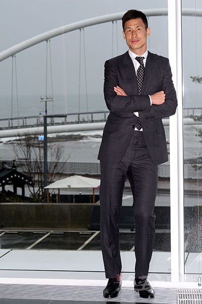 강원FC 유니폼을 입고 새 시즌을 맞이할 정조국이 5일 강릉 씨마크 호텔에서 열린 선수단 출정식 기자회견을 마친 뒤 “새로운 동료들과 함께 알찬 결과를 만들어갈 수 있도록 하겠다”고 다짐했다. 강릉 ｜ 김종원 기자 won@donga.com