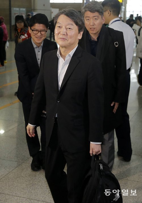 CES 참석차 출국 국민의당 안철수 전 상임공동대표가 5일 미국 라스베이거스에서 열리는 ‘국제가전전시회(CES) 2017’을 참관하기 위해 인천국제공항에서 출국을 하고 있다. 인천=양회성 기자 yohan@donga.com