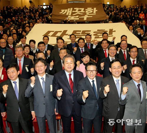 개혁보수신당(가칭) 인사들이 5일 서울 영등포구 여의도동 국회 의원회관에서 열린 중앙당 창당발기인대회에 참석해 힘찬 출발을 
다짐하고 있다. 앞줄 왼쪽부터 원희룡 제주도지사, 유승민 김무성 의원, 정병국 창당추진위원장, 주호영 원내대표, 남경필 
경기도지사. 원대연 기자 yeon72@donga.com