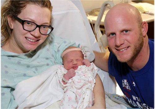 시카고 컵스의 안방구장 ‘리글리 필드’에서 이름을 따온 딸 리글리 로즈 댈비(가운데)와 그의 부모. 사진 출처 시카고트리뷴