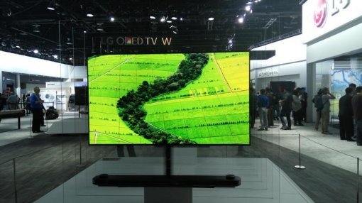 <두께가 2.5mm로 매우 얇은 'LG Signature OLED TV W'>(출처=IT동아)
