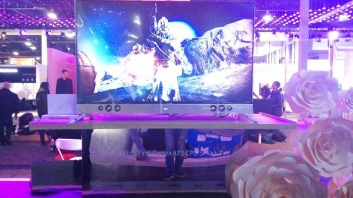 <ARM Cortex A73이라는 최신 CPU를 채택한 Changhong의 Smart TV도 제품 하단에 사운드바를 배치했습니다>(출처=IT동아)