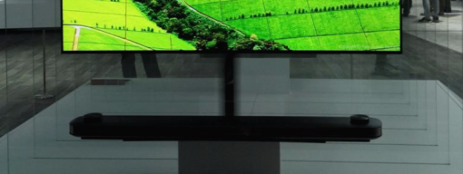 <LG Signature OLED TV W는 제품 하단의 사운드바를 통해 TV의 모든 기능을 컨트롤합니다>(출처=IT동아)