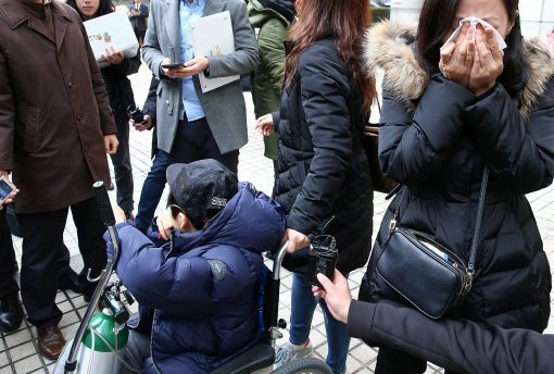 사진=‘가습기 살균제 사망 사건’과 관련한 형사재판 1심 선고 공판이 열린 6일 서울중앙지법에서 재판을 참관한 피해자와 가족들이 예상보다 낮은 형량과 무죄에 눈물을 흘리고 있다. 전영한 기자 scoopjyh@donga.com