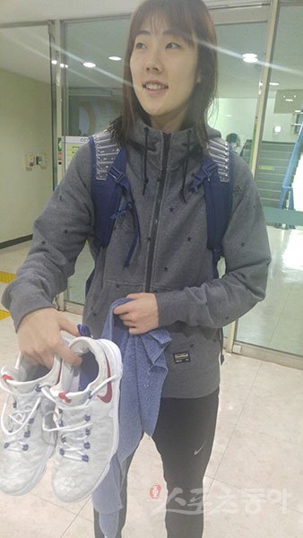오랜기간 한 농구화만 고집했던 박혜진은 올 시즌부터 새 모델을 착용하고 있다.  사진 | 정지욱 기자 stop@donga.com