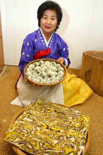 김영숙 명인은 50년 전 시어머니에게 떡과 한과 만드는 법을 배워 맛과 영양이 풍부한 떡을 만들고 있다.