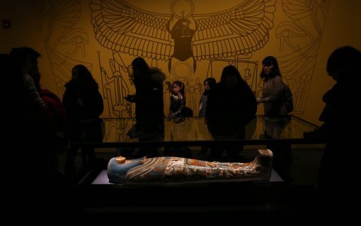 지난 해 12월 20일 개막한 ‘이집트 보물전’이 8일 오전 관람객 5만명을 돌파했다. 8일 오전 서울 용산 국립중앙박물관에서 관람객들이 관 등 전시물 주위에 몰려 있다.