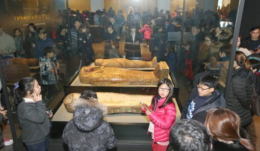 지난 해 12월 20일 개막한 ‘이집트 보물전’이 8일 오전 관람객 5만명을 돌파했다. 8일 오전 서울 용산 국립중앙박물관에서 관람객들이 관 등 전시물 주위에 몰려 있다.