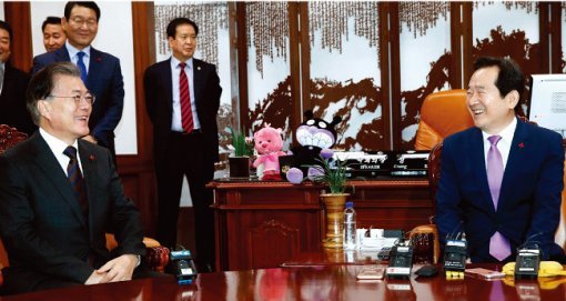 더불어민주당 문재인 전 대표(왼쪽)가 1월 2일 서울 여의도 국회에서 정세균 국회의장을 예방해 대화를 나누고 있다. [동아DB]