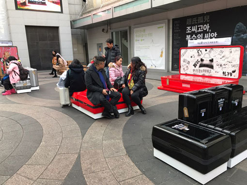 관광객을 위해 서울 명동예술극장 앞 광장에 조성한 아트힐링공간‘예술新세계’