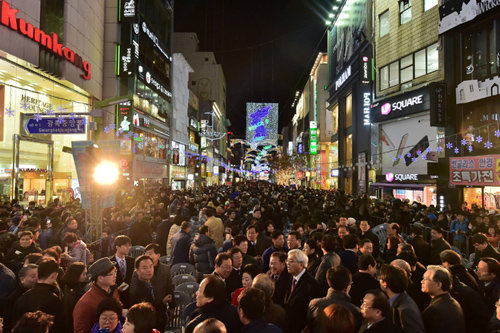 글로벌 도시를 지향하고 있는 부산은 급속한 고령화 등으로 젊은 도시에서 중장년 도시로 변하고 있다. 지난해 중구 광복동 트리문화축제에 참여한 시민들의 모습. 부산시 제공
