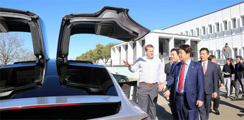 6일 미국 캘리포니아 주 테슬라 본사를 찾은 권영진 대구시장(왼쪽에서 세 번째)이 테슬라가 개발한 전기자동차에 대해 설명을 듣고 있다. 대구시 제공
