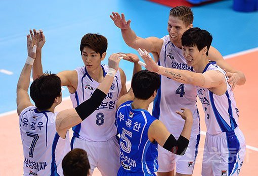 삼성화재 선수들이 8일 대전 충무체육관에서 열린 V리그 대한항공전에서 득점에 성공한 뒤 크게 환호하고 있다. 대전 ｜ 김진환 기자 kwangshin00@donga.com
