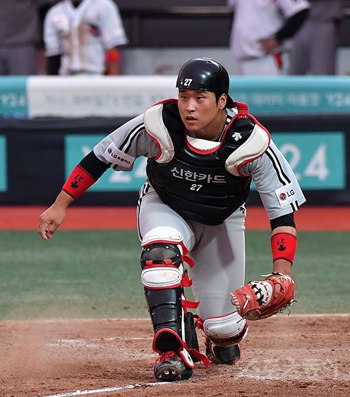 LG 포수 유강남은 향후 팀의 10년을 책임질 안방마님으로 주목받고 있다. 주전 자리를 두고 베테랑 정상호와 경쟁 중이지만, 오히려 선배의 존재가 그에겐 든든하기만 하다. 스포츠동아DB