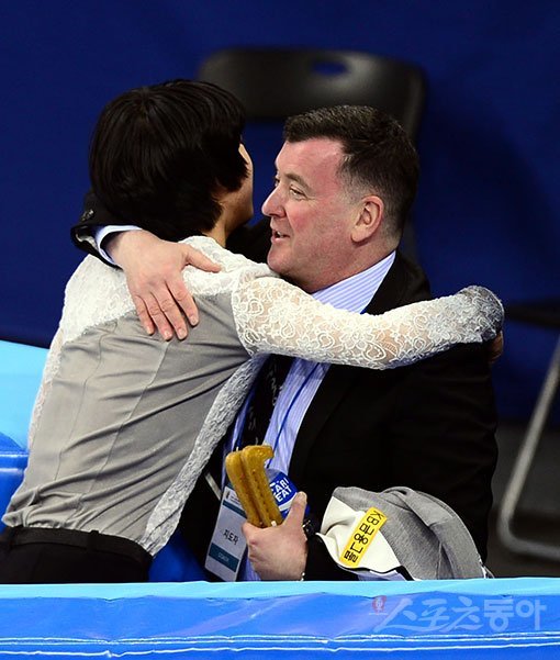 8일 강원도 강릉 아이스아레나에서 열린 ‘제 71회 전국 남녀 피겨스케이팅 종합선수권대회’에 참가한 차준환(휘문중 16)이 연기를 펼치고난 뒤 오서 코치의 환영을 받고 있다. 차준환은 총점 238.07으로 종합선수권 첫 우승을 달성했다. 강릉 | 김민성 기자 marineboy@donga.com