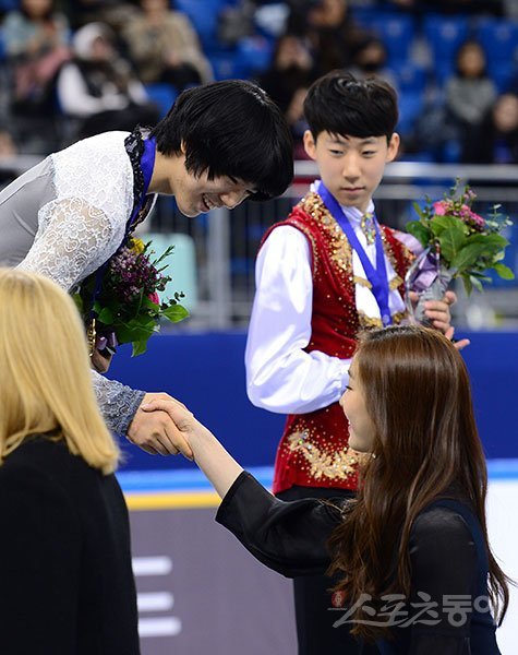‘남자 김연아’ 차준환이 8일 강릉 아이스아레나에서 열린 남녀피겨스케이팅종합선수권에서 총점 238.07점으로 종합선수권 첫 우승을 차지했다. 차준환이 시상자로 나선 김연아와 악수하고 있다. 강릉 ｜ 김민성 기자 marineboy@donga.com