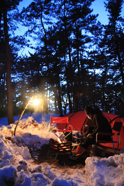 눈 위에 텐트를 치고 즐기는 겨울캠핑은 다른 계절에서 느낄 수 없는 독특한 매력이 있다. 하지만 겨울캠핑의 낭만을 즐기기 위해서는 보온 등에 특화된 장비를 준비해야 한다. 버너도 LP가스가 아닌 가솔린 연료를 사용한 제품이 좋다.