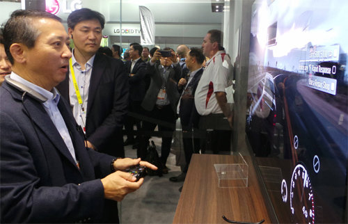 권영수 LG유플러스 부회장이 6일(현지 시간) 미국 라스베이거스에서 열린 세계 최대 가전전시회 ‘CES 2017’의 LG전자 부스에서 자동차 게임을 시연하고 있다. LG유플러스 제공
