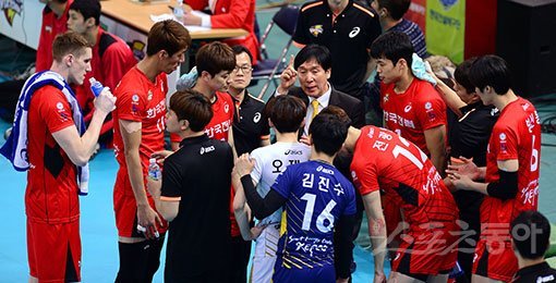 3위 한국전력은 최근 2경기에서 승점 1점도 따내지 못하며 상승세에 제동이 걸렸다. 주전과 백업의 격차가 큰 팀의 특성상 살얼음판 승부에서 살아남기 위해선 분위기를 바꿔줄 조커가 필요하다. 스포츠동아 DB