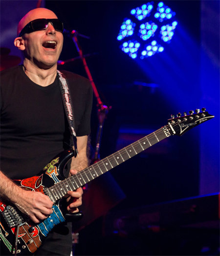 미국 기타리스트 조 새트리아니. 기타에 손수 외계인을 그려 넣었다. 그래미어워드 후보에 15회 오르고 1000만 장이 넘는 앨범을 판 그는 유려한 선율과 초절 기교로 전기기타 연주의 한계를 끌어올렸다. 에이치아이이엔티 제공