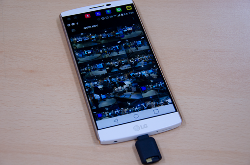 고프로 퀵키를 스마트폰에 연결한 모습(출처=IT동아)