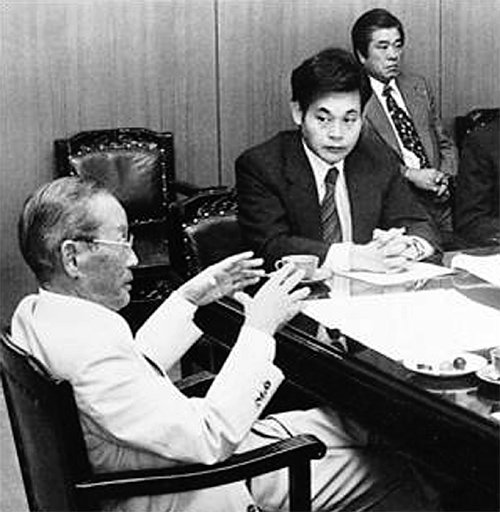 삼성 창업주인 고 이병철 회장(왼쪽)이 1983년  “반도체 산업에 본격 진출한다”는 이른바 ‘도쿄구상’을 마치고 한국에 돌아와 이건희 당시 삼성그룹 부회장(가운데)등 임원들과 구체적인 사업 계획을 논의하는 모습. 삼성전자 제공