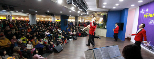 7일 대전 중앙로 지하상가에서 열린 맥키스오페라단의 올해 첫 뻔뻔음악회를 찾은 시민들이 공연을 즐기고 있다. 맥키스컴퍼니 제공