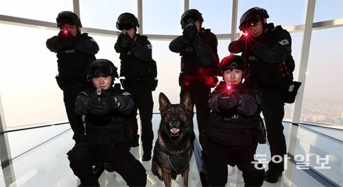 3일 서울 송파구 롯데월드타워 118층 전망대에서 실시한 폭발물 대처 훈련을 마친 ‘L-SWAT’ 팀원들이 사격자세를 취하고 있다. 육군 특수전사령부 출신인 이들과 독일산 폭발물 탐지견 ‘철저’, 그 조련사 등으로 구성된 L-SWAT은 국내 최초 민간 운영 대테러팀이다. 전영한 기자 scoopjyh@donga.com