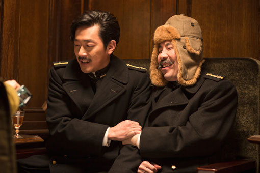 하정우(왼쪽)와 오달수가 2015년 영화 ‘암살’에 출연했을 당시 모습. 사진제공｜케이퍼필름