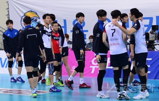 11일 서울 장충체육관에서 열린 ‘2016-2017 NH농협 V리그 남자부’ 우리카드와 현대캐피탈의 경기에서 우리카드가 현대캐피탈에 세트 스코어 3-0 완승을 거뒀다. 경기 후 현대캐피탈 선수들이 굳은 표정으로 코트를 빠져나가고 있다. 장충 | 김진환 기자 kwangshin00@donga.com