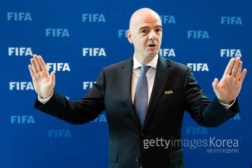 지아니 인판티노 국제축구연맹(FIFA) 회장은 지난해 선거 당시 월드컵 본선 출전국 수 확대를 공약으로 내세웠고, 결국 이를 관철시켰다. FIFA 평의회가 10일(한국시간) 2026년 월드컵부터 본선 출전국을 48개국으로 확대하기로 결정하면서 대륙별·국가별 이해관계에 따라 반응이 엇갈리고 있다. 사진=ⓒGettyimages이매진스