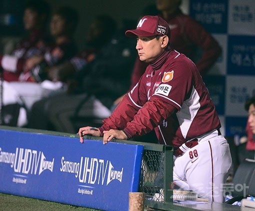 넥센 심재학 코치는 올해부터 수석코치로 새롭게 출발한다. 2009년부터 8년간 타격·주루·수비코치를 맡아 선수들의 기량 향상에 힘썼다면, 올해부터는 감독과 선수, 코치 사이의 원활한 소통을 도와야 한다. 스포츠동아 DB